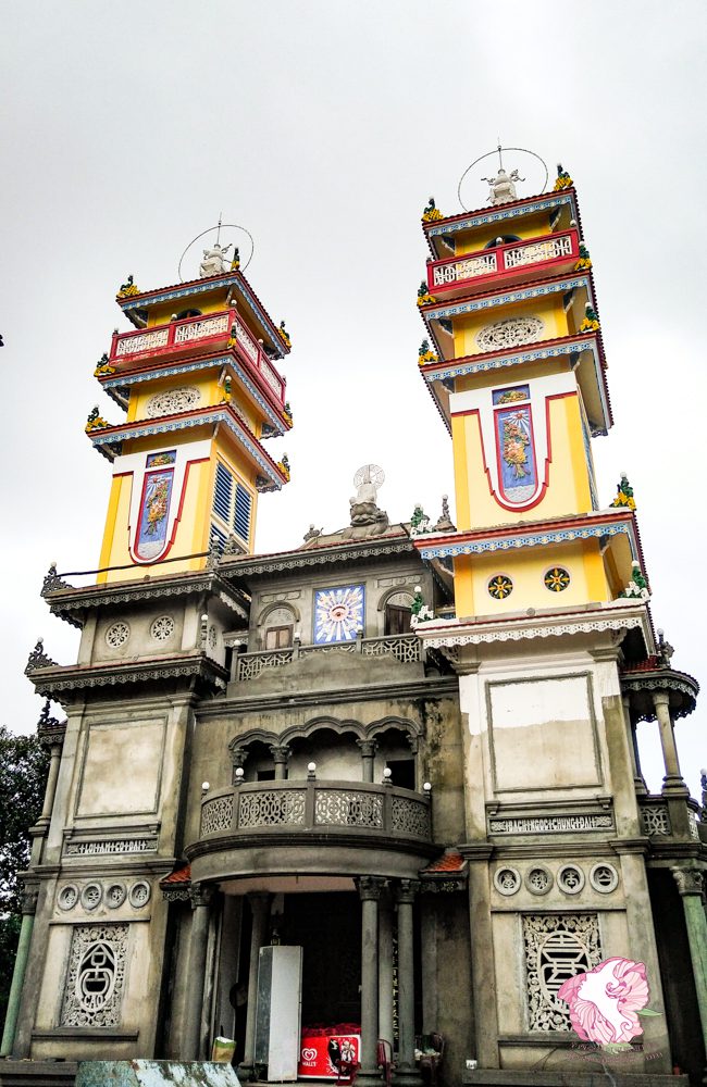 圖：高台寺寺廟外觀，上方天眼就是高臺神的象徵。