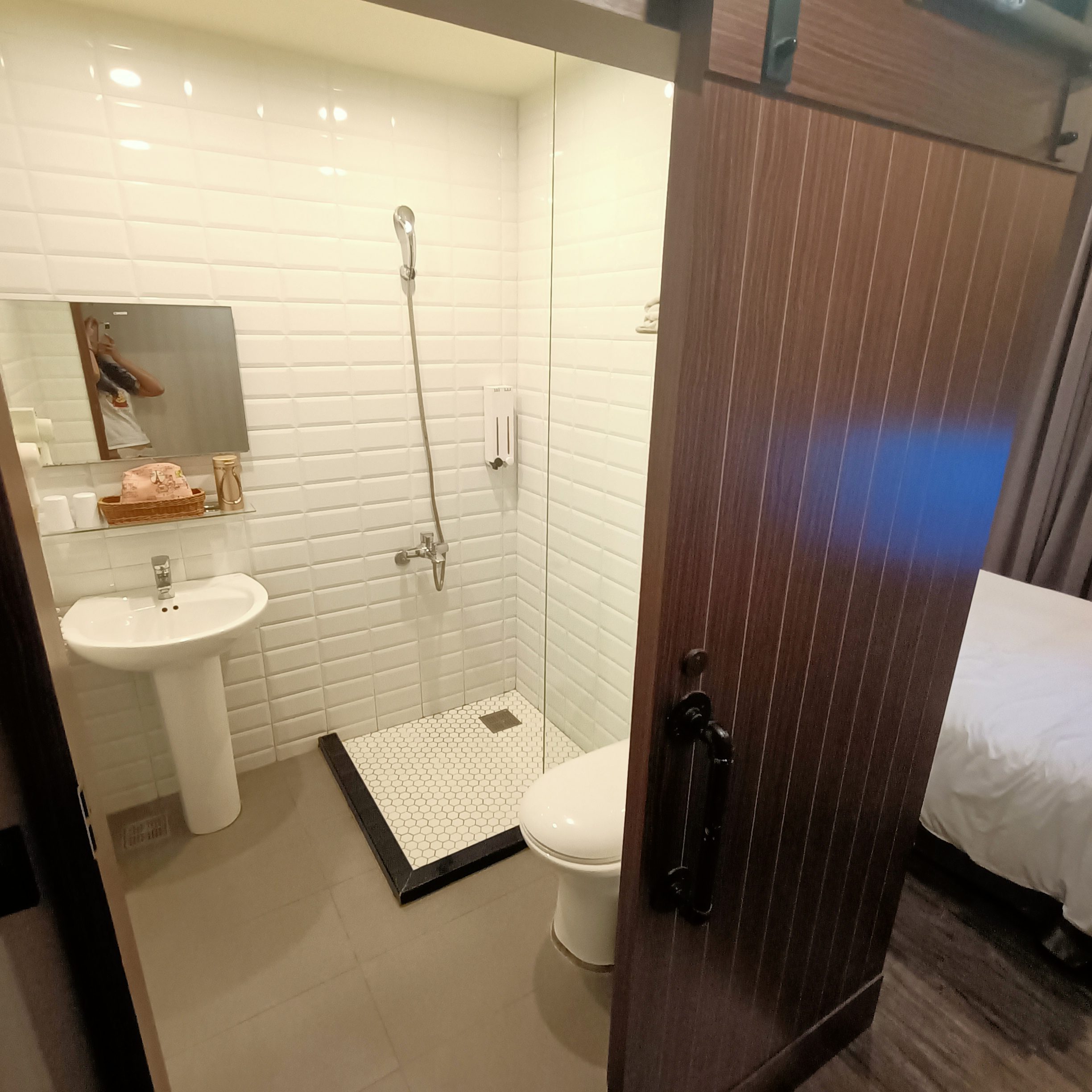 圖：高雄住宿推薦-天藝商旅的雙人房廁所雖然是淋浴式，但拉門設計很特別，且空間很大很舒服。