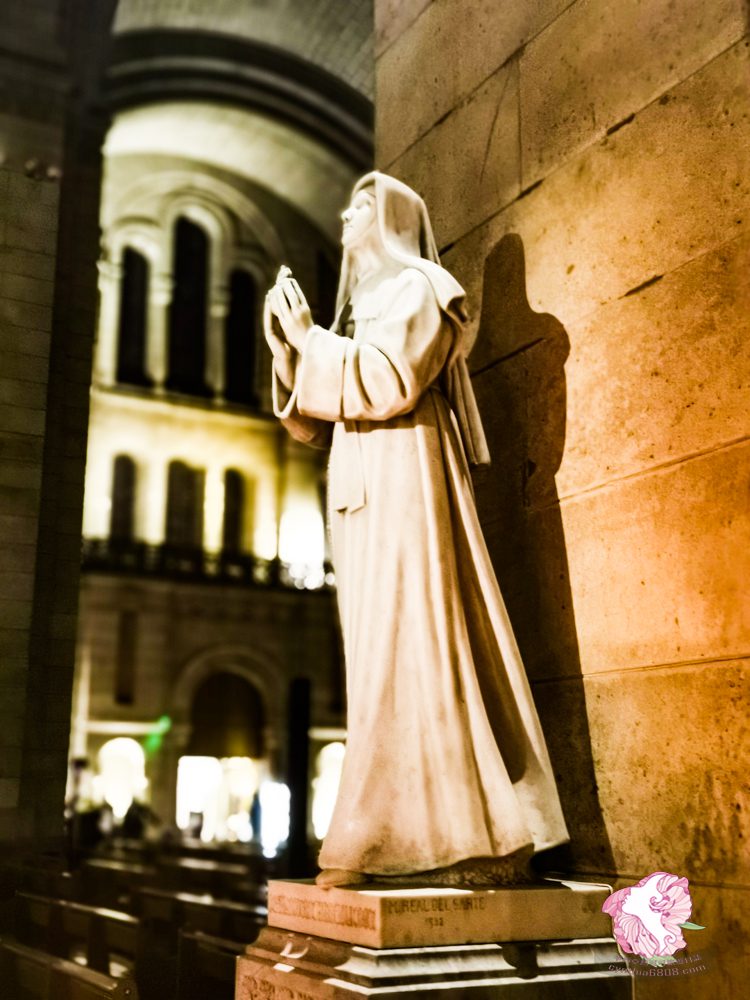 圖：巴黎聖心大教堂乞求的修女
