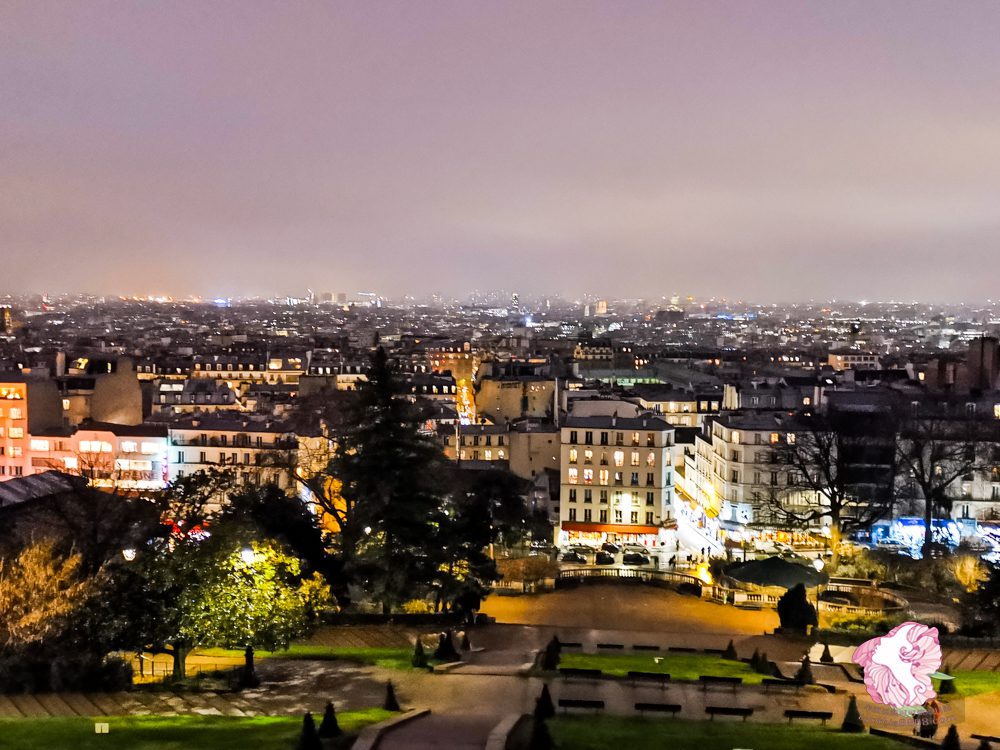 圖：巴黎聖心大教堂前廣場看到的巴黎夜間美景。