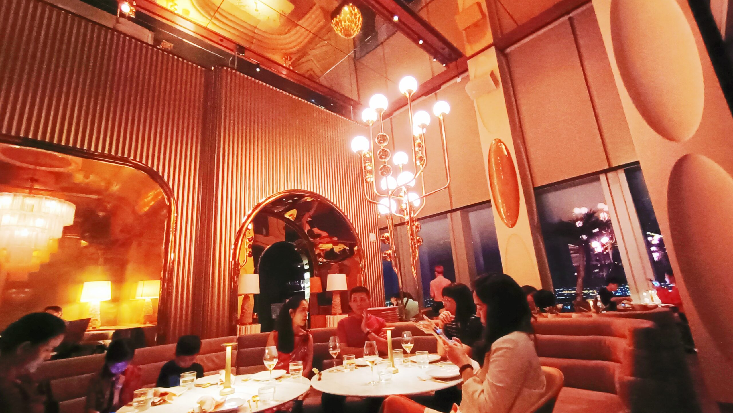 圖：OJO Bangkok餐廳內部，裝潢採用金色與復古設計，打造奢華感受。