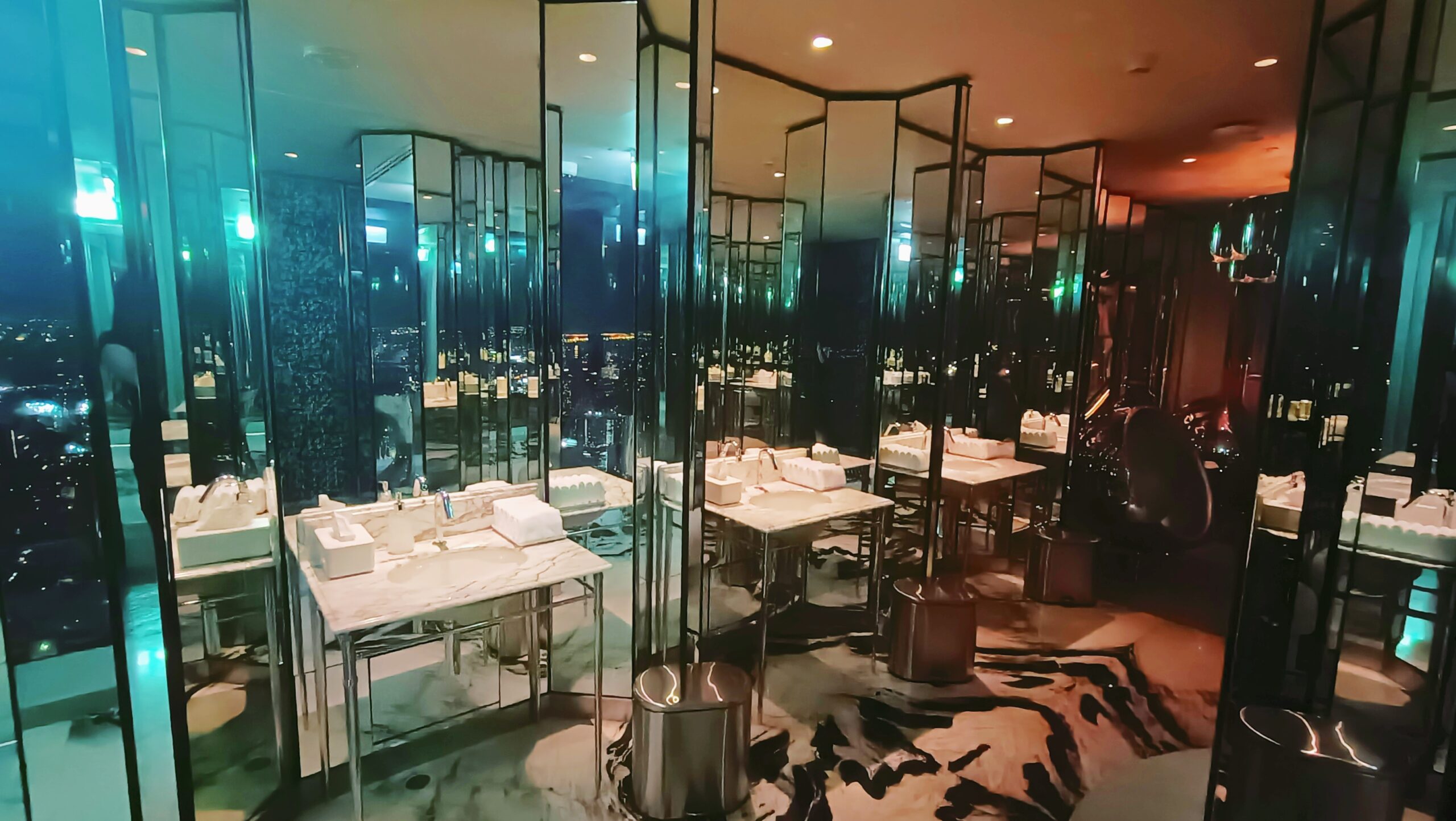 圖：OJO Bangkok餐廳的洗手間充滿鏡面設計，好適合女孩在此拍照打卡，桌面還有乾淨的手巾可擦手，相當高級。